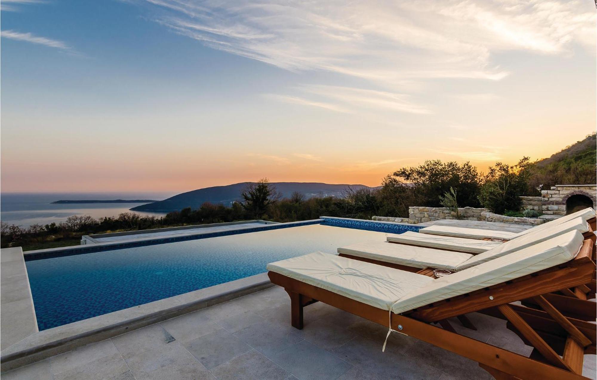 Amazing Home In Herceg Novi With House Sea View ภายนอก รูปภาพ