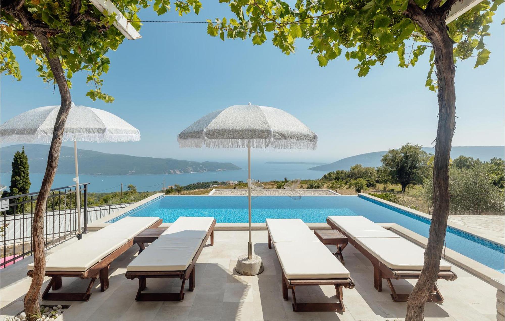 Amazing Home In Herceg Novi With House Sea View ภายนอก รูปภาพ